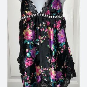 Victoria’s Secret floral lace cami EUC size M adjustable straps & side slits